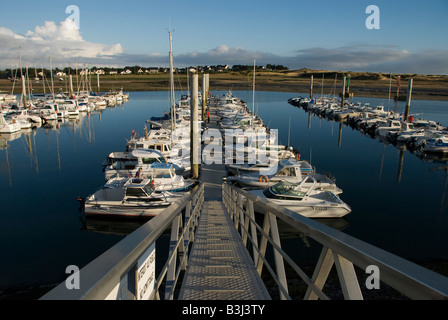 Carteret, Normandia, Francia. Barche nel porto affollato Foto Stock