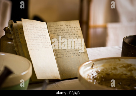 Una mano-scritto ricettario (cookbook) da un recipiente di cottura di una cucina in stile Vittoriano Foto Stock