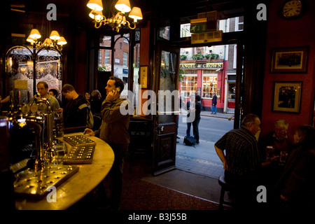 Sera bevitori nel tradizionale stile Vittoriano pub di Salisbury su St Martin's Lane nel West End dei teatri Foto Stock