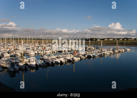 Carteret, Normandia, Francia. Barche nel porto affollato Foto Stock