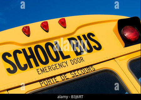 La parte superiore della porzione posteriore di un giallo moderno bus di scuola. Foto Stock