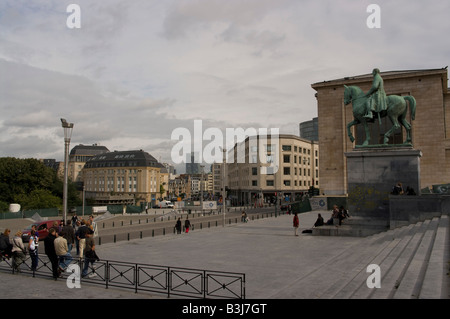 Vista della città di Bruxelles e la statua di Re Alberto, Mont des Arts, Bruxelles, Belgio Foto Stock