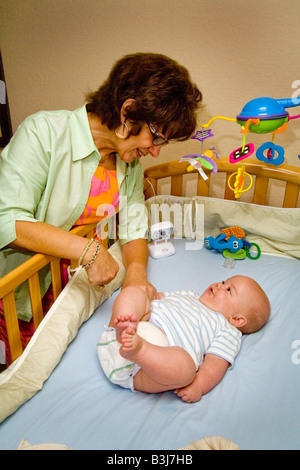 Servizio baby il suo 6 mese vecchio nipote una nonna di Laguna Niguel California interagisce con il bambino nota nannycam telecamera Foto Stock