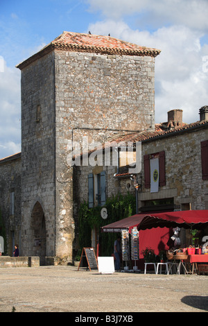 Montpazier Bastide città Perigord Francia Dordogne architettura di pietra vecchio gateway medievale Foto Stock