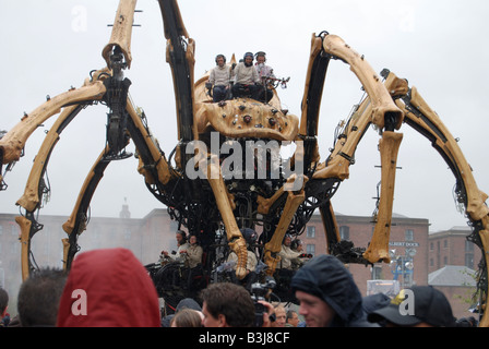 La Princesse la creazione di Francois Delaroziere e la macchina di telai minacciosamente sopra la folla a Liverpools Albert Dock Foto Stock