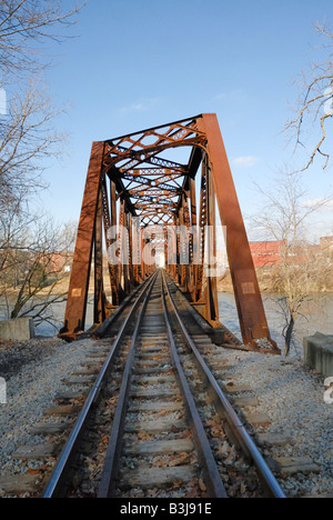 Ponte ferroviario oltre il fiume Muskingum in Zanesville Ohio Foto Stock