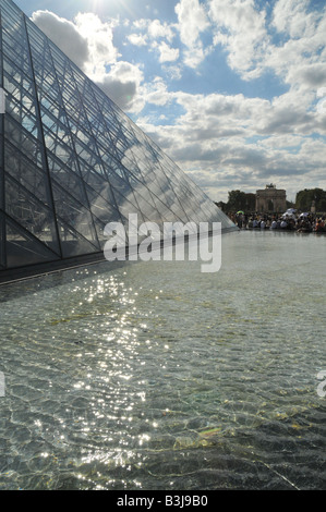 Il Louvre piramide dell Foto Stock