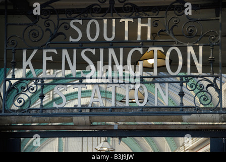 In stile vittoriano di ferro battuto cartello fuori la stazione della metropolitana di South Kensington London Inghilterra England Foto Stock