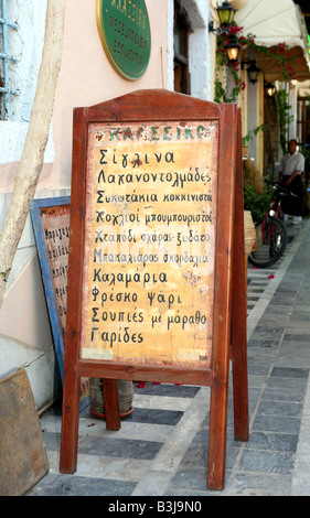 La lingua Greca segno esterno di una taverna sul lungomare in Rethymnon Crete Foto Stock