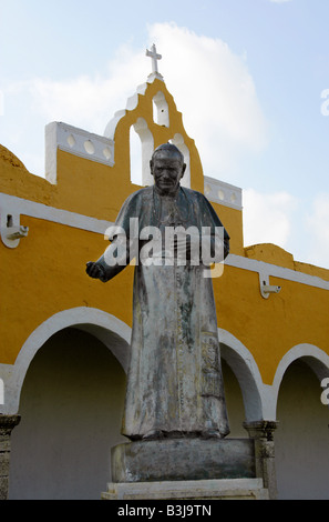 La statua di Papa Giovanni Paolo II, San Antonio de Padova (Convento di Sant'Antonio di Padova convento), Izamal, Penisola dello Yucatan, Messico Foto Stock