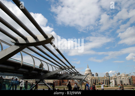 Vista della città di Londra e il Millenium Bridge London Inghilterra England Foto Stock