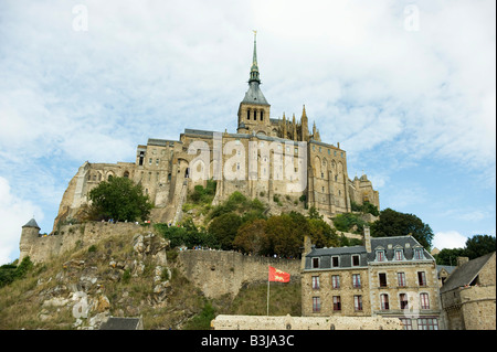 Il sito di un monastero fortezza prigione Mont St Michel è un sito patrimonio mondiale e visitato da molti andando a Normandia in Francia Foto Stock