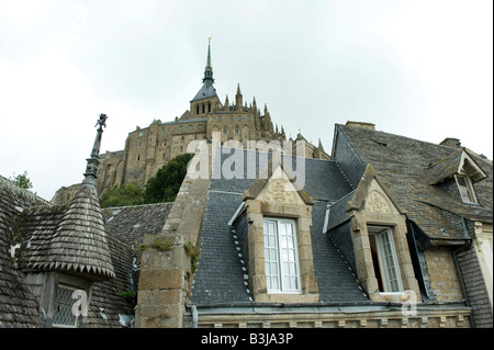 Il sito di un monastero fortezza prigione Mont St Michel è un sito patrimonio mondiale e visitato da molti andando a Normandia in Francia Foto Stock