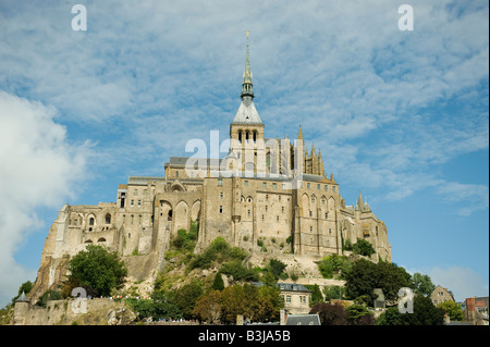 Il sito di un monastero fortezza prigione Mont St Michel è un sito patrimonio mondiale e visitato da molti andando a Normandia in Francia Foto Stock