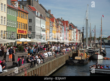 La folla sulla banchina a Nyhavn Copenhagen DANIMARCA Foto Stock