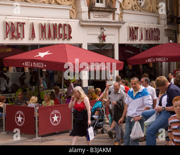 Pret a Manger catena sandwich con i clienti pasti fuori in strada a Norwich, Norfolk, Regno Unito Foto Stock