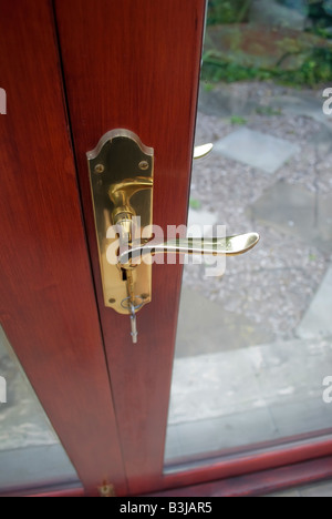 Una chiave della porta che illustra la sicurezza Foto Stock