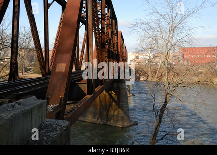 Ponte ferroviario oltre il fiume Muskingum in Zanesville Ohio Foto Stock