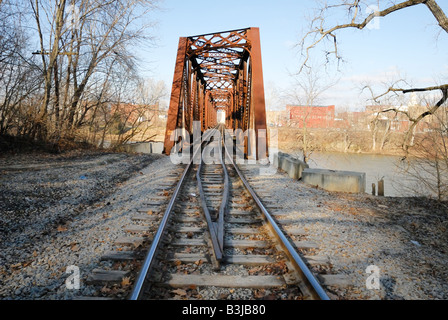 Ponte ferroviario oltre il fiume Muskingum in Zanesville Ohio Foto Stock