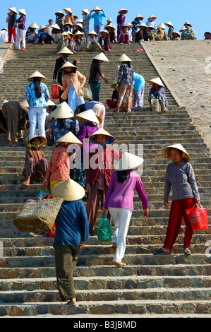 Fisher donne Fare business su per le scale fino alla zona di Sbarco del porto di pesca di Mui Ne, Vietnam Foto Stock