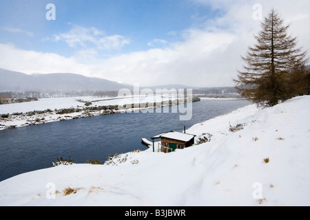 Un avvicinamento della tempesta di neve su un capanno di pesca sul fiume Dee vicino a Ballater, Aberdeenshire, Scozia Foto Stock