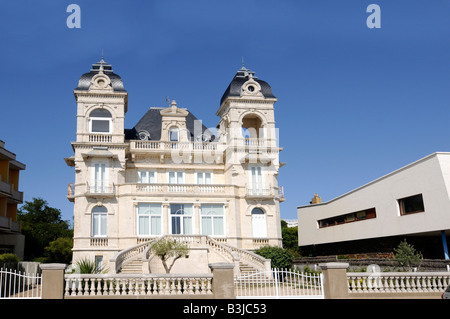 Una casa con la tipica 'Belle Epoque' fine xixo e all'inizio del xxo secolo classica architettura borghese; in Royan, Francia Foto Stock