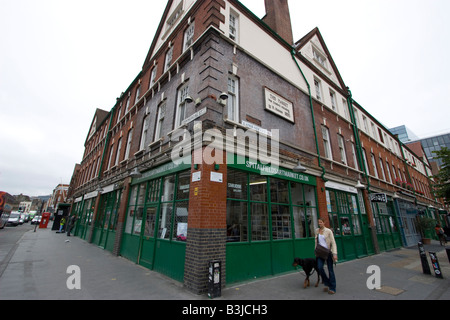 Commercial Street e Lamb Street all'angolo con l'area Spitalfields di Londra Foto Stock