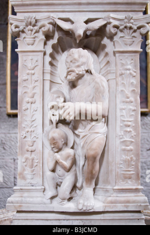 Viterbo, Lazio, Italia. Cattedrale di San Lorenzo (Duomo di Viterbo - 15thC) fonte battesimale in marmo Foto Stock