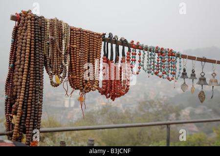 Perle e gioielli pendenti da uno stallo al tempio delle scimmie a Kathmandu, Nepal domina la valle. Foto Stock