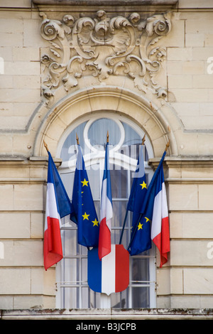 Coutances, Normandia, Francia. Francese e bandiera UE sulla parte anteriore della Mairie (municipio) Foto Stock