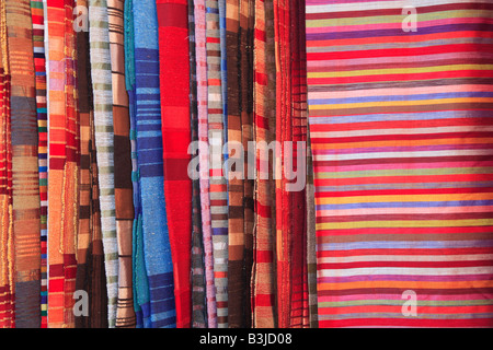 Tessuti colorati in vendita nei souk o mercato di Marrakesh Marocco Africa del Nord Foto Stock