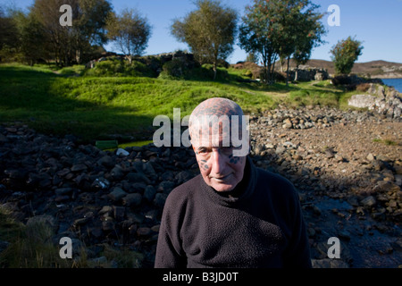 In inverno il sole, ritratto di tatuati eremita Tom Leppard fuori dal suo nascondiglio segreto rifugio a Skye Foto Stock