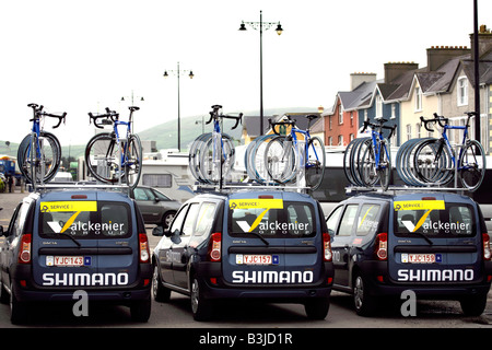 Bici da corsa sui tetti di belga furgoni di supporto alla fine della via tappa del Tour in Irlanda Cycle Race 2008 Escursioni in bicicletta Foto Stock