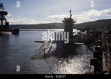 HMS vigili, a 15.000 ton britannico classe Vanguard sottomarino nucleare ancorato in HM Base Navale Clyde, Faslane in Scozia Foto Stock