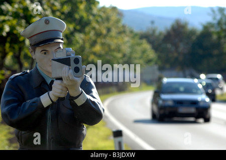 Poliziotto Dummy dichiara di utilizzare la velocità telecamera vicino Mattesburg Burgenland Austria Agosto 2008 Foto Stock