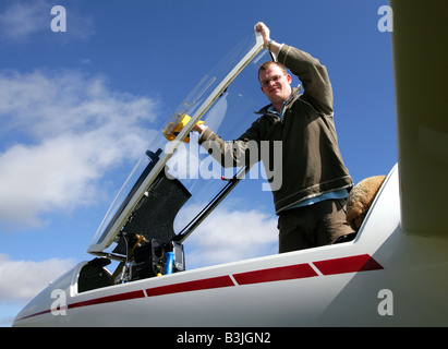 La preparazione di un planeur e volo di Bicester Oxfordshire England Regno Unito Foto Stock