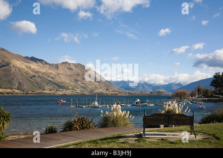 Wanaka Otago Isola del Sud della Nuova Zelanda vista sulla marina a sud del Lago Wanaka a riva occidentale dalla passeggiata a lago Foto Stock