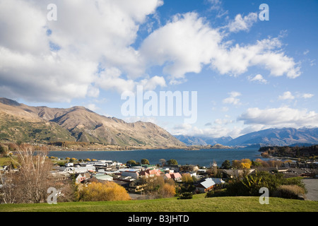 Panoramica della cittadina lacustre del lago e delle montagne dal punto di vista. Wanaka Otago Isola del Sud della Nuova Zelanda Foto Stock