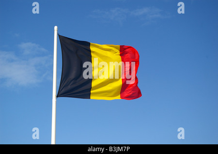 Bandiera belga sventolare nel vento sul pennone Foto Stock
