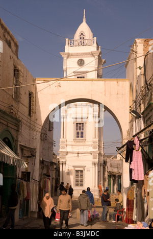 Ingresso alla Medina con ottomana di Clock Tower in background, Tripoli, Libia. Foto Stock