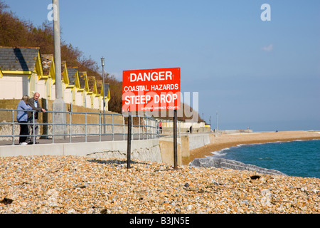 Cartello con la dicitura Pericolo rischi costieri Discesa ripida Foto Stock