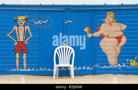 Impertinente seaside giovane dipinta su beach hut Foto Stock