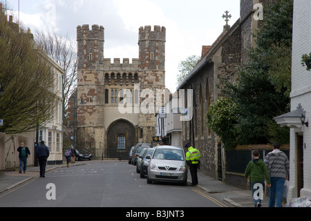 Vigile scrivendo un biglietto destinati ad una macchina parcheggiata sul doppio di linee gialle in una strada in Canterbury Kent Foto Stock