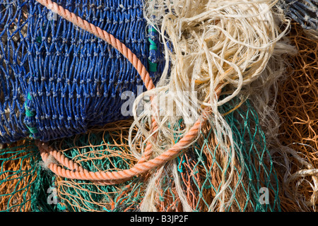 Funi e reti da pesca aggrovigliato insieme Foto Stock