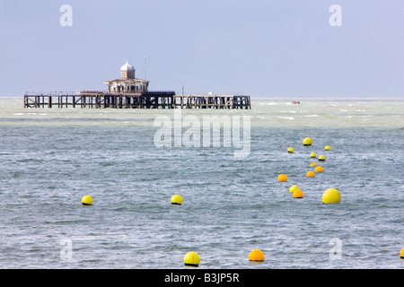 Pier e le boe di segnalazione a Herne Bay in Kent Foto Stock