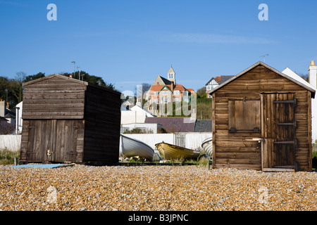 Cabine sulla spiaggia, sul lungomare nel villaggio di Kingsdown nel Kent Foto Stock