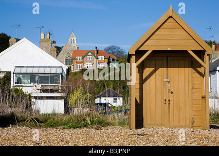 Cabine sulla spiaggia, sul lungomare nel villaggio di Kingsdown nel Kent Foto Stock