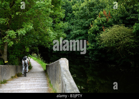 Ciclista sul Canal alzaia Leeds e Liverpool Canal area di Leeds West Yorkshire Regno Unito Ago 2008 Foto Stock