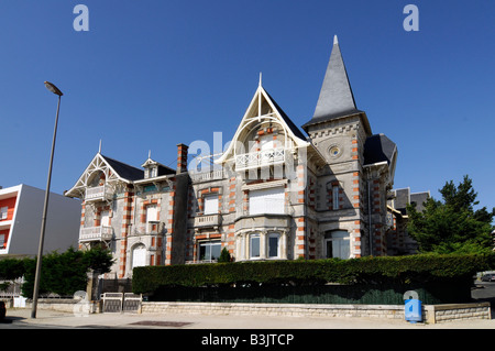 Una casa con la tipica 'Belle Epoque' fine xixo e all'inizio del xxo secolo classica architettura borghese; in Royan, Francia Foto Stock