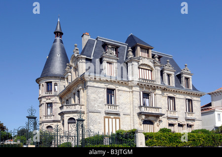 Una casa con la tipica 'Belle Epoque' fine xixo e all'inizio del xxo secolo classica architettura borghese; in Royan, Francia Foto Stock